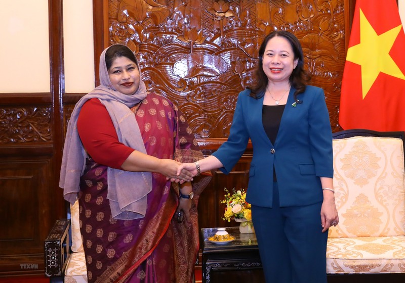 Vice President Vo Thi Anh Xuan (R) receives the outgoing Bangladeshi Ambassador Samina Naz in Hanoi on October 5. (Photo: VNA)