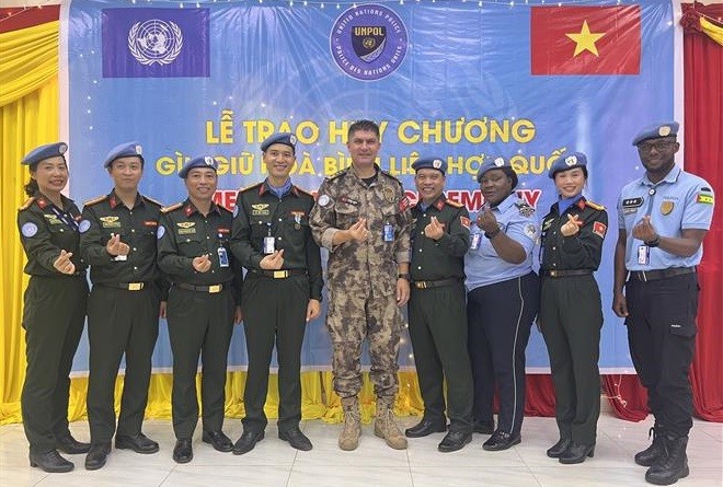 UN Police Chief of Staff for UNMISS Murat Isik (middle) and police officers at UNMISS (Photo: VNA)