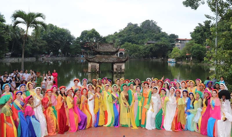 Miss Grand International 2023 contestants visit Thay Pagoda in Hanoi (Photo: hanoimoi.com.vn)