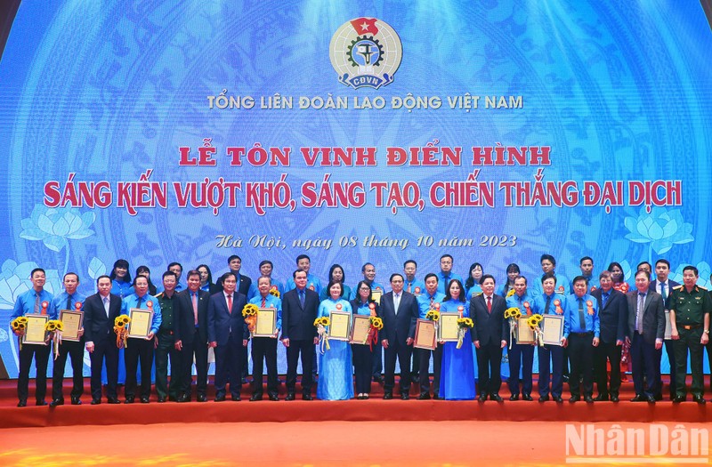 Prime Minister Pham Minh Chinh and delegates at the ceremony (Photo: NDO/Tran Hai)