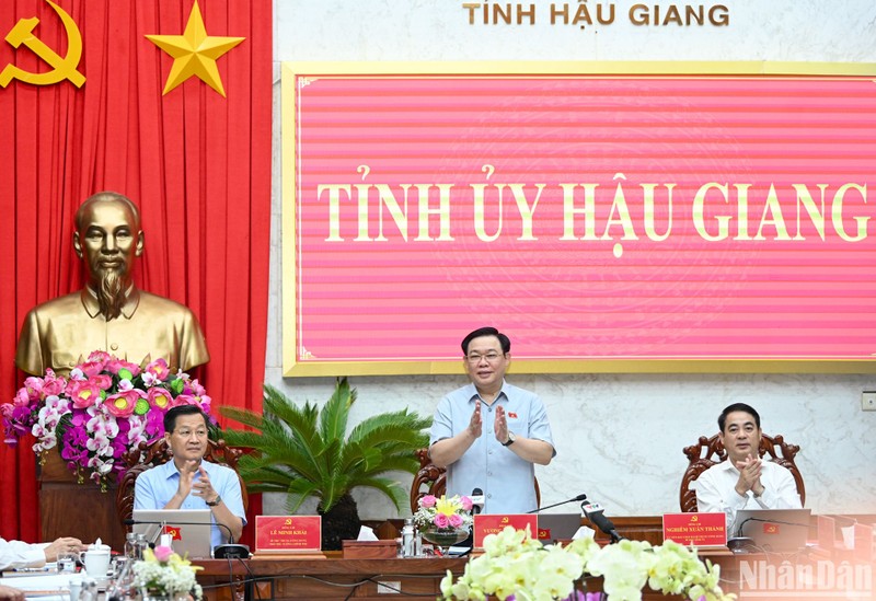 NA Chairman Vuong Dinh Hue works with leaders of Hau Giang province 