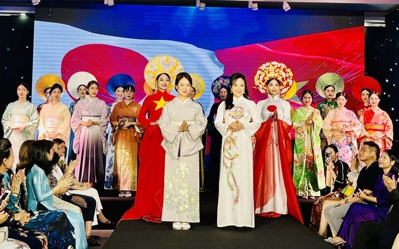 Cultural exchange honours charm of traditional Vietnamese, Japanese costumes (Photo: qdnd.vn)
