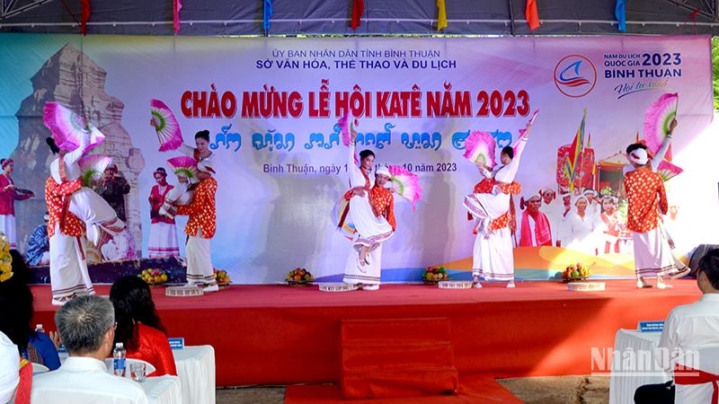 Cham ethnic community in Binh Thuan observes Kate Festival 