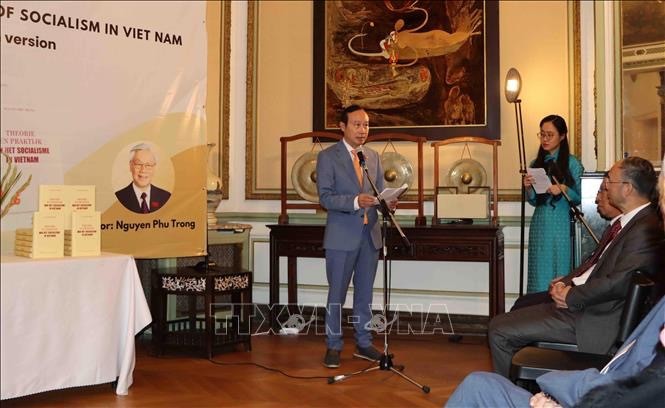 Ambassador and Head of the Vietnamese Delegation to Belgium and the European Union (EU) Nguyen Van Thao speaks at the event (Photo: VNA) 