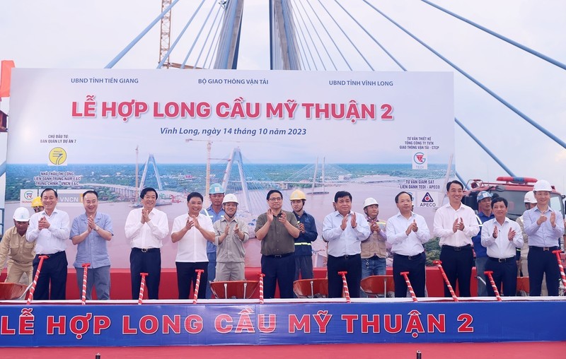 PM Pham Minh Chinh (front, centre) and officials at the ceremony marking the joining of the last sections of My Thuan 2 Bridge on October 14. (Photo: VNA)