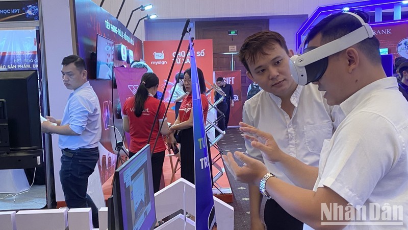 Visitors at an exhibition held within the framework of Ho Chi Minh City digital transformation week