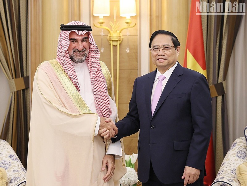 Prime Minister Pham Minh Chinh (R) receives PIF Governor Al-Rumayyan (Photo: NDO)