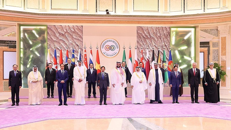 Crown Prince of Saudi Arabia Mohammad bin Salman receives PM Pham Minh Chinh and heads of delegations. (Photo: VNA)