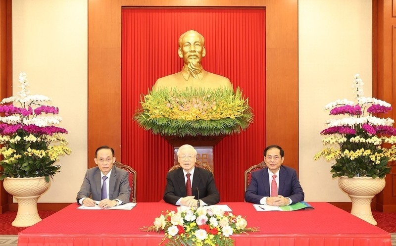 General Secretary of the Communist Party of Vietnam Central Committee Nguyen Phu Trong (middle) in the phone talks. (Photo: VNA)