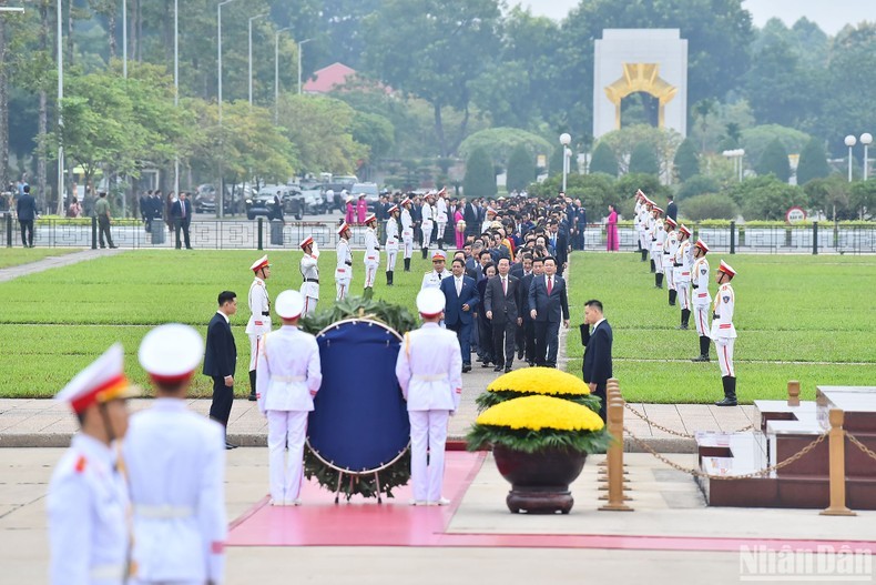 NA deputies pay tribute to President Ho Chi Minh