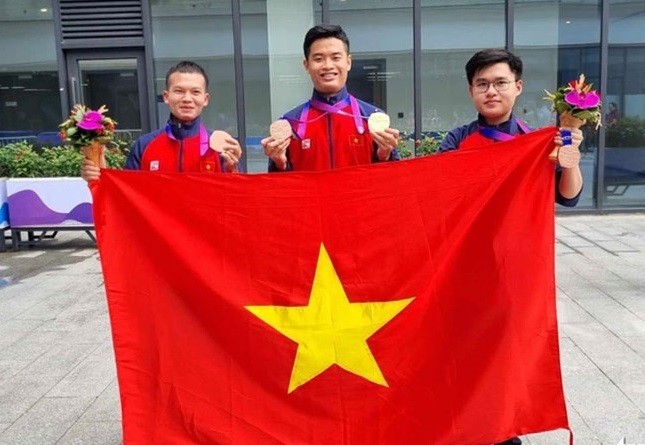 Vietnamese shooters get a bronze medal in the men’s 10m air pistol team at the ongoing 2023 Asia Shooting Championship. (Photo: tuoitre.vn)