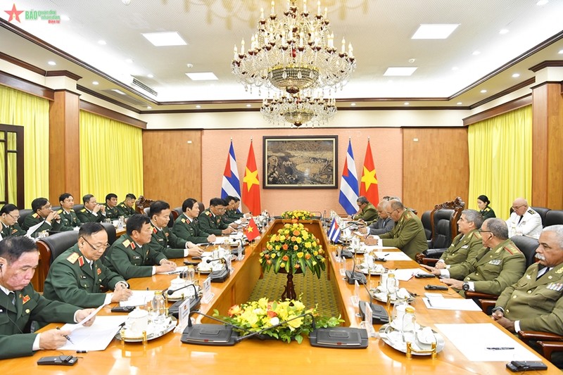 At the talks between Sen. Lieut. Gen. Nguyen Tan Cuong, Chief of the General Staff of the Vietnam People’s Army (VPA) and Deputy Minister of National Defence, and visiting Sen. Lieut. Gen. Roberto Legra Sotolongo, Chief of the General Staff and Deputy Minister of the Cuban Revolutionary Armed Forces in Hanoi on October 24 (Photo: qdnd.vn)