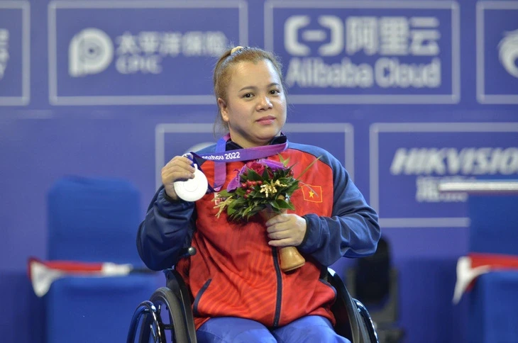 Weightlifter Dang Thi Linh Phuong secures a silver medal at the 4th Asian Para Games in Hangzhou on October 24. (Published by VNA)