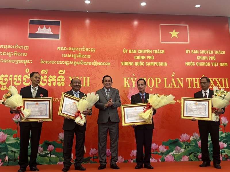 Sen. Lieut. Gen. Vo Minh Luong hands over Friendship Order of the State President to four Cambodian individuals at the meeting (Photo: VNA)