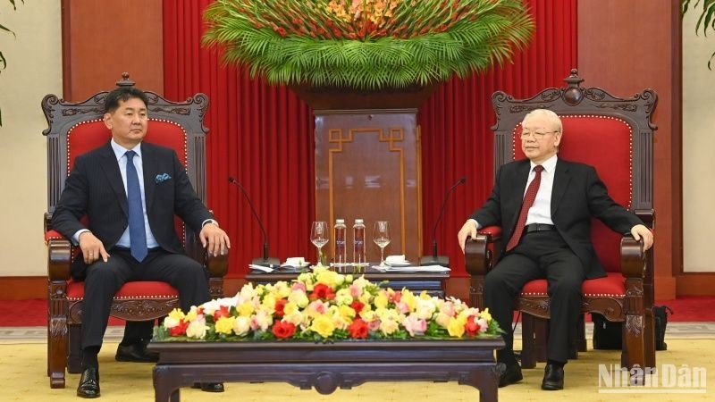 General Secretary of the Communist Party of Vietnam (CPV) Central Committee Nguyen Phu Trong (R) and visiting Mongolian President Ukhnaagiin Khurelsukh. (Photo: NDO)