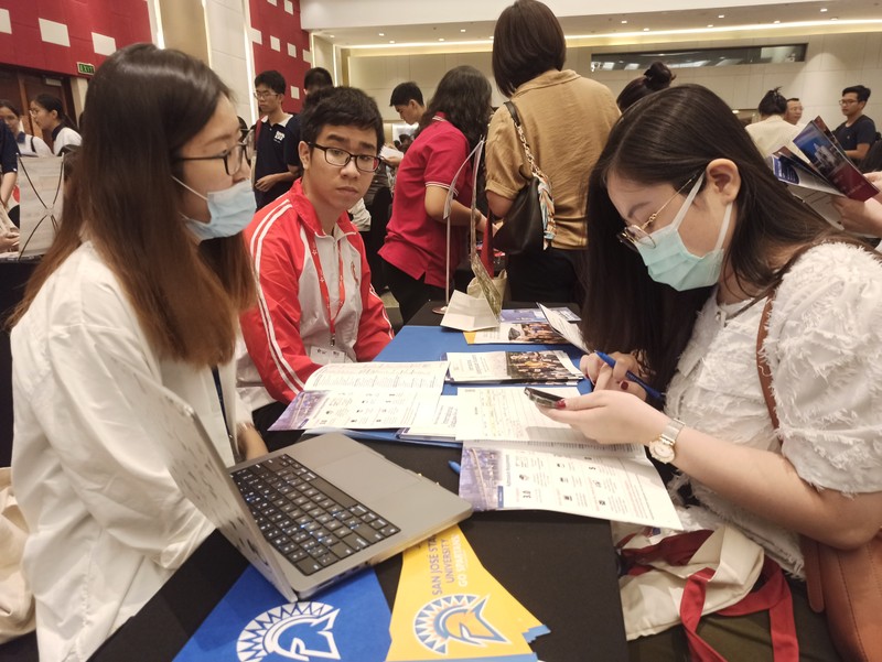 Students learn about information on studying in the US. (Photo: VNA)