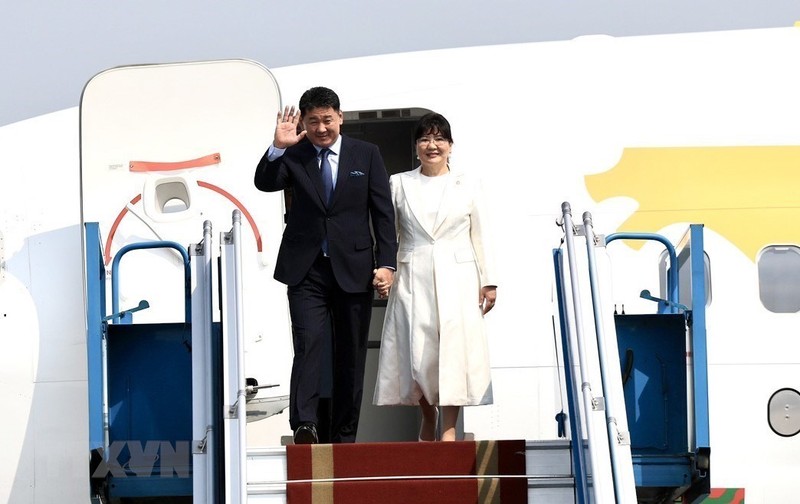 Mongolian President Ukhnaagiin Khurelsukh and his spouse arrive in Hanoi at noon on November 1 (Photo: VNA)