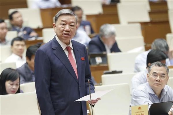 Minister of Public Security To Lam speaks at the Q&A session (Photo: quochoi.vn)