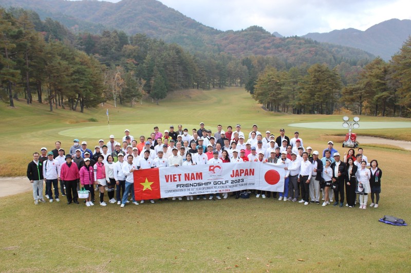Golfers at the Vietnam- Japan Friendship Golf Tournament, Yamanashi, Japan, Nov. 6 (Photo: VNA)