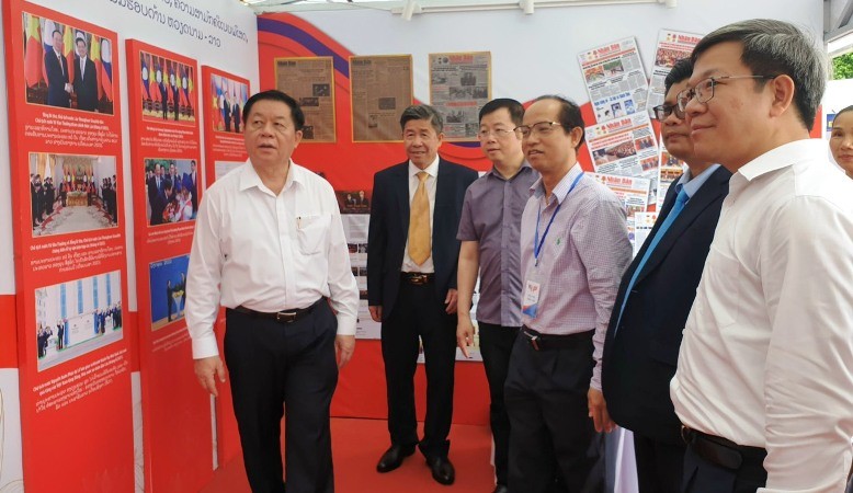 Head of the Party Central Committee’s Commission for Communication and Education Nguyen Trong Nghia visits a booth introducing information products of Nhan Dan Newspaper at the festival. (Photo: NDO)