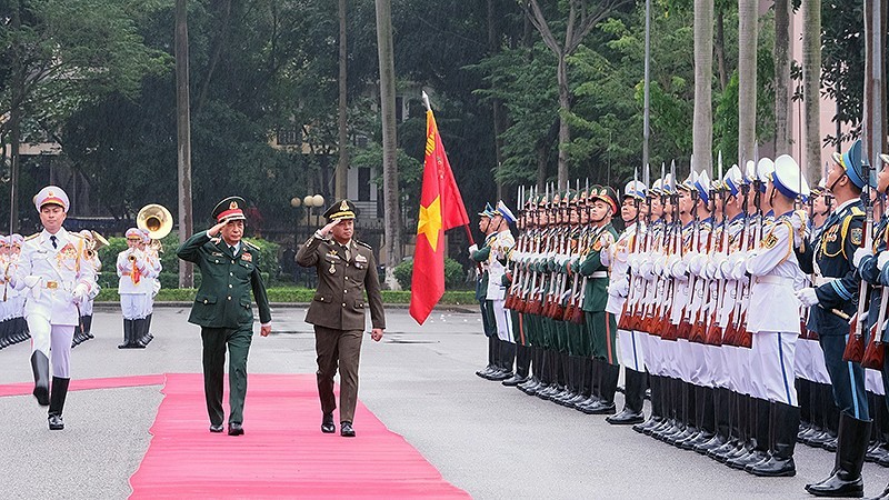 Defence Minister of Vietnam Gen. Phan Van Giang (L) and Deputy PM and Defence Minister of Cambodia Gen. Tea Seiha review the guard of honour at the welcome ceremony for the Cambodian delegation in Hanoi on November 13. (Photo: VNA)