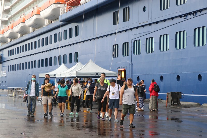 Celebrity Cruises ship with more than 3,000 passengers and crew on board berths at Chan May port. (Photo: VNA)