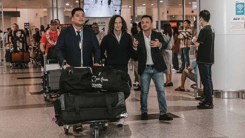 Kenny G arrives in Hanoi on November 12 for his performance two days later in Hanoi capital city (Photo: the organiser)