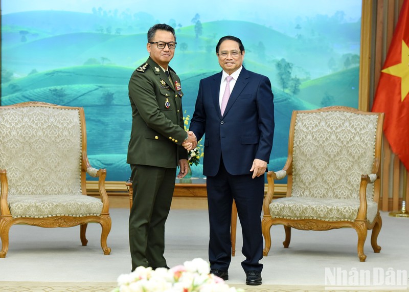 Prime Minister Pham Minh Chinh (R) and Cambodian Deputy Prime Minister and Minister of National Defence Gen. Tea Seiha. (Photo: NDO)