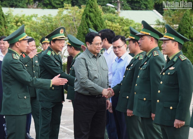 Prime Minister visits Huoi Luong Border Post in Lau Chau Province 