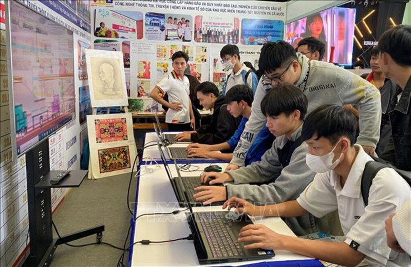 Students take part in a game competition at the event. (Photo: VNA)
