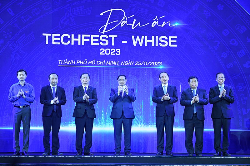 Prime Minister Pham Minh Chinh (C) at the "TECHFEST - WHISE 2023" imprint programme (Photo: NDO)