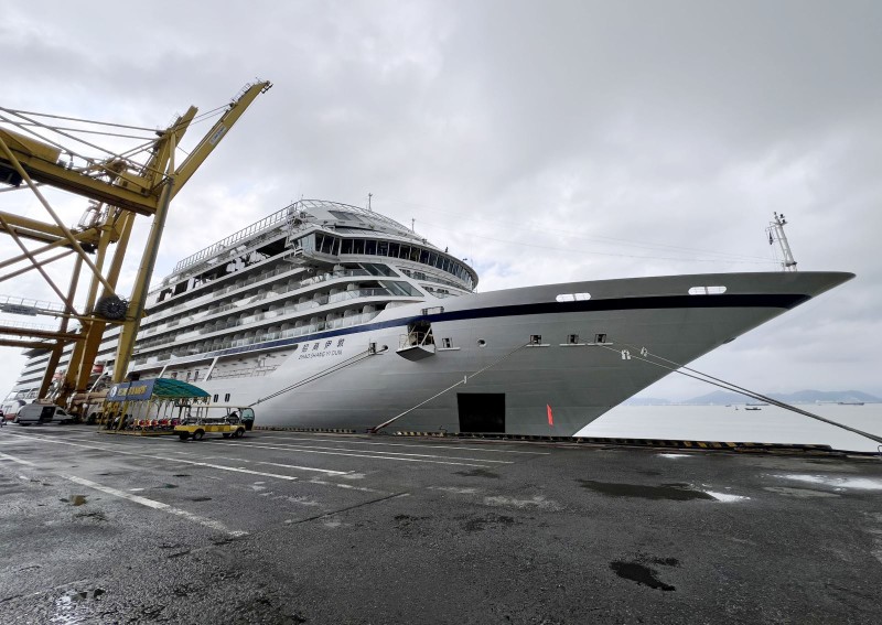 The Chinese-flagged ship Zhao Shang Yi Dun docks at Da Nang’s Tien Sa port on November 30 (Photo: VNA)