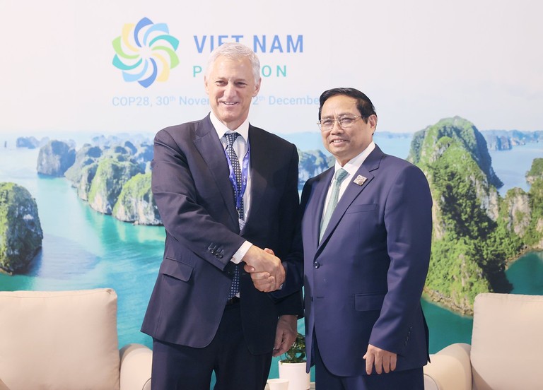 PM Pham Minh Chinh (R) and Group Chief Executive of Standard Chartered Bill Winters. (Photo: VNA)