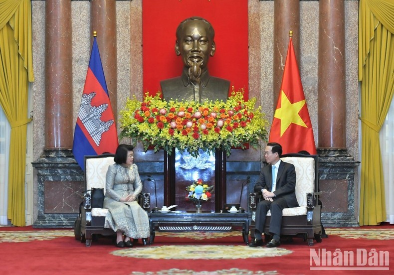 President Vo Van Thuong (R) receives President of the Cambodian National Assembly (NA) Samdech Khuon Sudary. (Photo: NDO) 