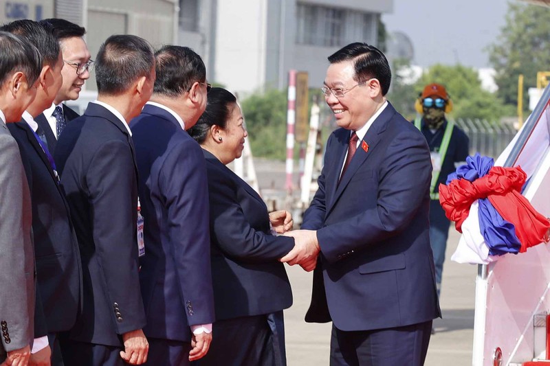 Chairman of the National Assembly Vuong Dinh Hue arrived in Vientiane on December 4. (Photo: VNA)