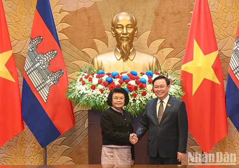 NA Chairman Vuong Dinh Hue (R) and Cambodian National Assembly (NA) President Samdech Moha Khuon Sudary. (Photo: NDO)