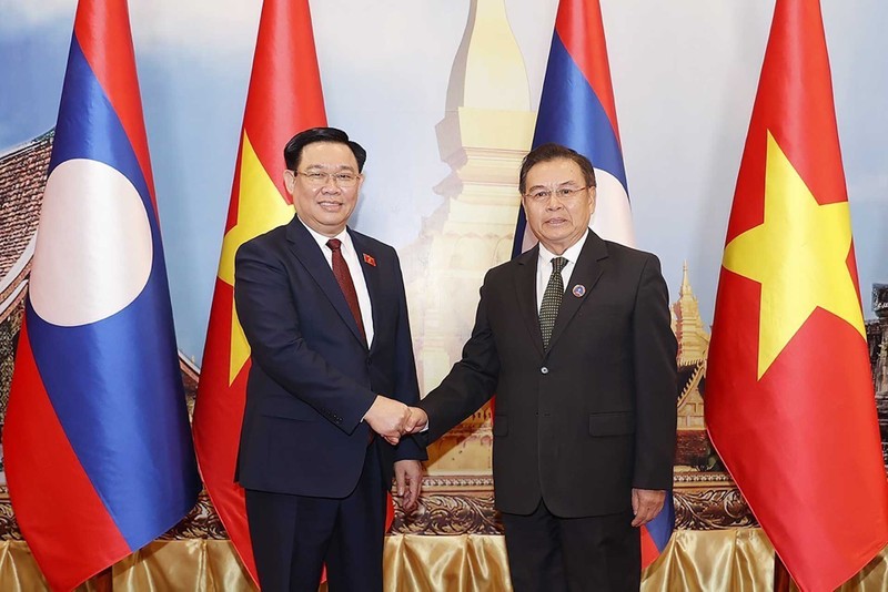 Vietnamese National Assembly Chairman Vuong Dinh Hue (L) and his Lao counterpart Saysomphone Phomvihane in Vientiane on December 4 (Photo: VNA)