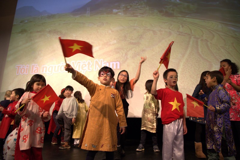 A performance of students from Binh Minh school at the event. (Photo: VNA)