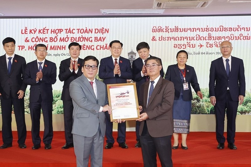 Dinh Viet Phuong (left, front), General Director of Vietjet and Khamla Phommavanh, CEO of Lao Airlines exchange cooperation agreement between Vietjet Air and Lao Airlines (Photo: VNA)