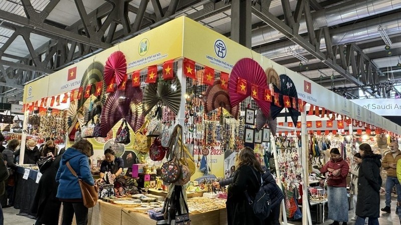  Visitors look at handicraft items at Vietnam pavillion in Milan, Italy (Photo: VNA)