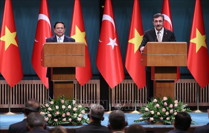 PM Pham Minh Chinh (L) and Turkish Vice President Cevdet Yilmaz meet the press (Photo: VNA)