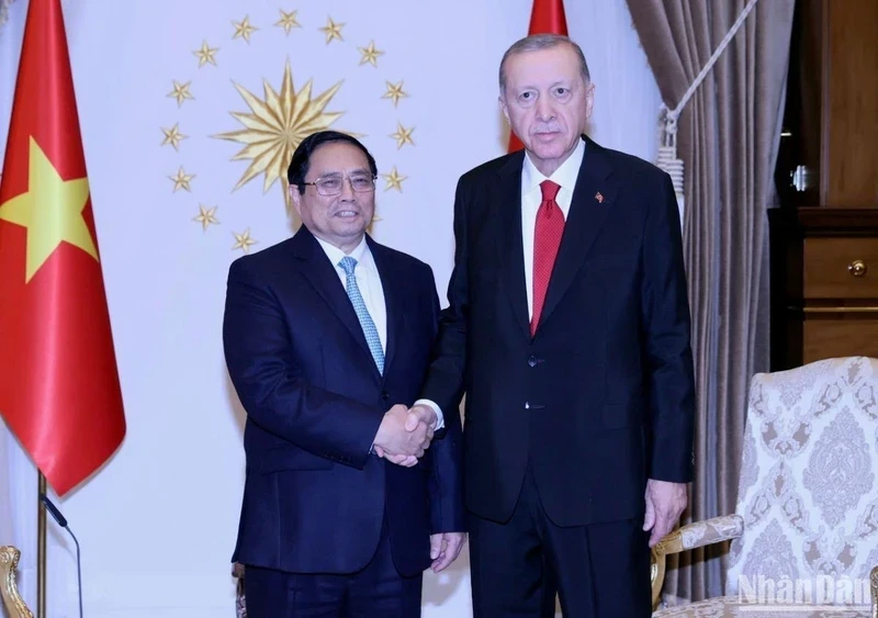 Prime Minister Pham Minh Chinh (L) and Turkish President Recep Tayyip Erdoğan. (Photo: NDO)