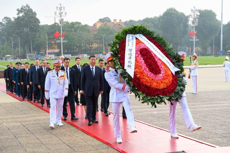 Chinese Party General Secretary and President Xi Jinping and a Chinese high-ranking delegation laid a wreath of flowers and paid tribute to President Ho Chi Minh.