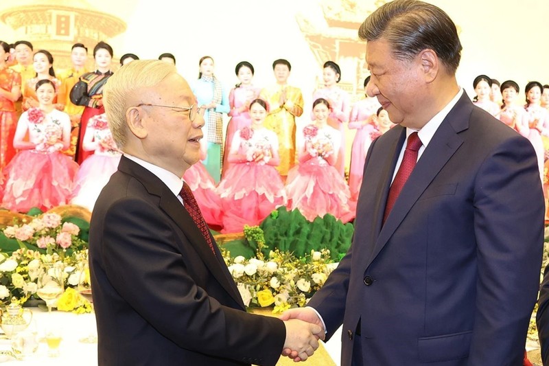 Party General Secretary Nguyen Phu Trong and Chinese Party General Secretary and President Xi Jinping at the grand banquet. (Photo: VNA)