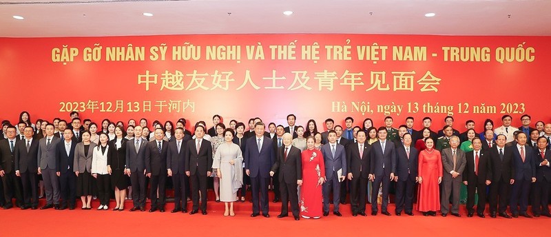 General Secretary of the Communist Party of Vietnam (CPV) Central Committee Nguyen Phu Trong, his spouse and General Secretary of the Communist Party of China Central Committee and President of the People's Republic of China Xi Jinping, his spouse and other delegates at the meeting. (Photo: VNA)