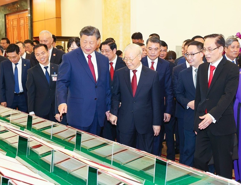 General Secretary of the Communist Party of Vietnam (CPV) Central Committee Nguyen Phu Trong (second from left) and General Secretary of the Communist Party of China (CPC) Central Committee and President of the People's Republic of China Xi Jinping (first from left) are introduced to the 36 cooperation documents signed between ministries, agencies, and localities of both sides.(Photo: VNA)