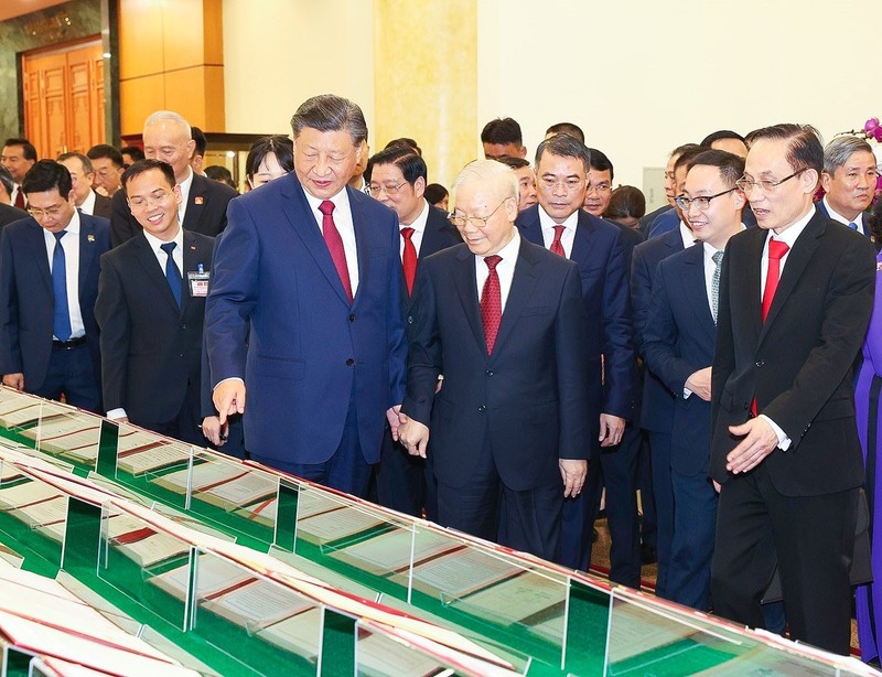 General Secretary of the Communist Party of Vietnam (CPV) Central Committee Nguyen Phu Trong and his Chinese guest look at the signed documents. (Photo: VNA)