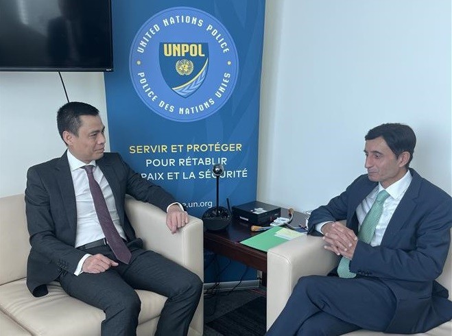 Vietnamese Ambassador Dang Hoang Giang (L) and UN Police Adviser Faisal Shahkar at their meeting in New York on December 11 (Photo: VNA)