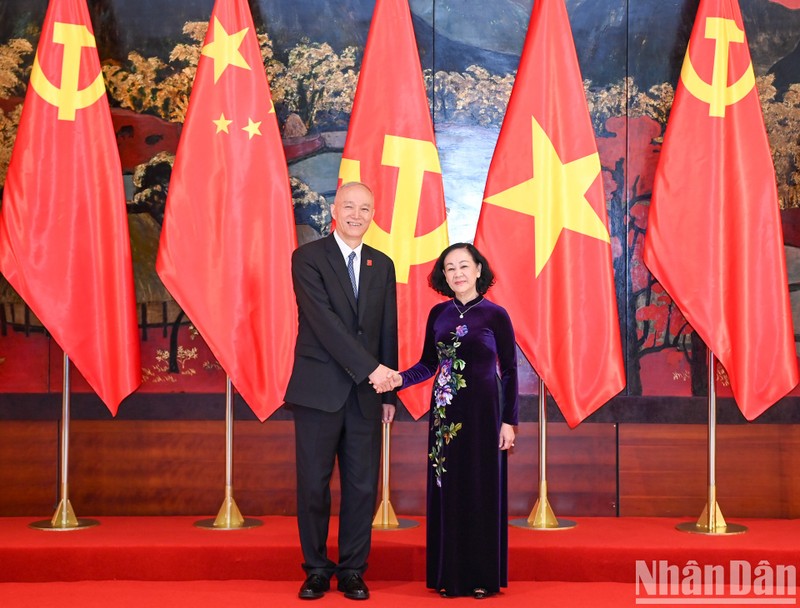 Truong Thi Mai (R), Politburo member, standing member of the CPV Central Committee Secretariat and head of the CPV Central Committee's Organisation Commission, and Cai Qi, member of the Politburo Standing Committee, Secretary of the Secretariat and Director of the Office of the Communist Party of China (CPC) Central Committee (Photo: VNA)