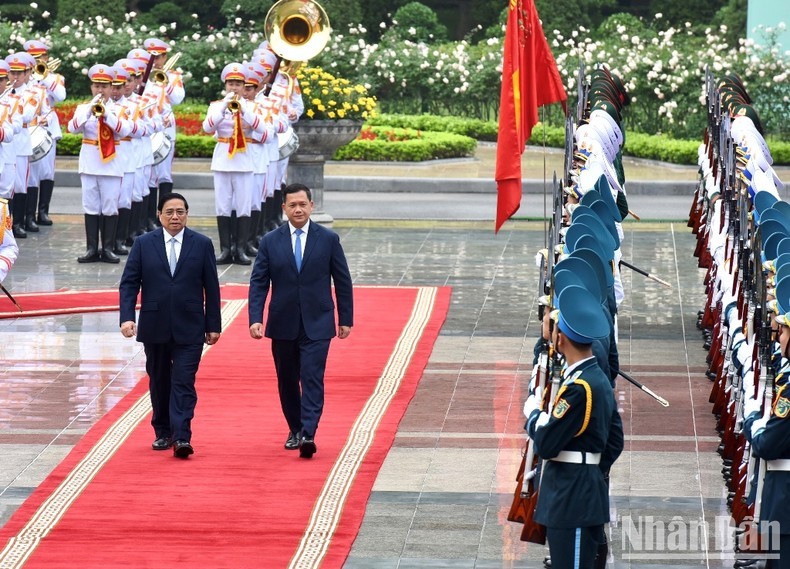 Prime Minister Pham Minh Chinh (L) and Prime Minister Samdech Moha Borvor Thipadei Hun Manet inspect the guard of honour. (Photo: NDO/Tran Hai)